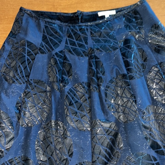 Vince Navy Blue Pleated Knee Length Skirt, Black Metallic Leaf Print, Size 6 - Picture 4 of 10